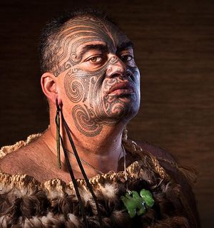 Мужская татуировка племени маори на лице