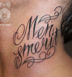 Искусство татуировок: надписи на боку