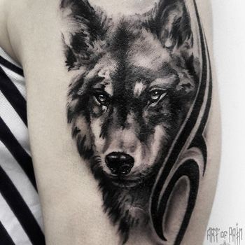Татуировка женская black&grey на плече голова волка и орнамент