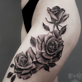 Татуировка женская black&grey на бедре розы