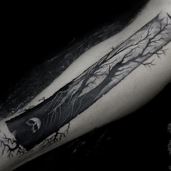 Татуировка мужская хоррор на предплечье деревья и череп