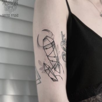Татуировка женская графика на плече кристалл