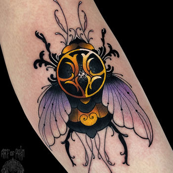 Татуировка женская нью скул на голени пчела