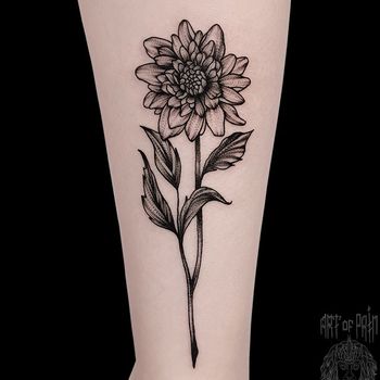 Татуировка женская графика на голени цветок