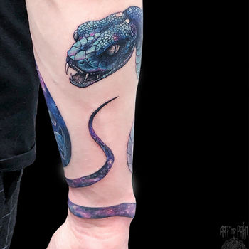 Татуировка мужская нью-скул на предплечье космическая змея