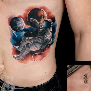 Татуировка мужская реализм на боку космонавт кавер
