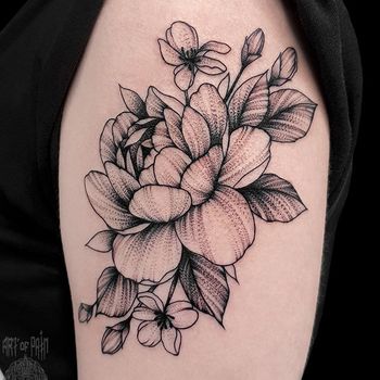 Татуировка женская графика на плече крупный цветок
