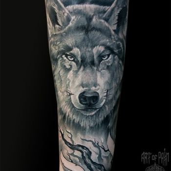 Татуировка мужская реализм на предплечье волк и ветви 