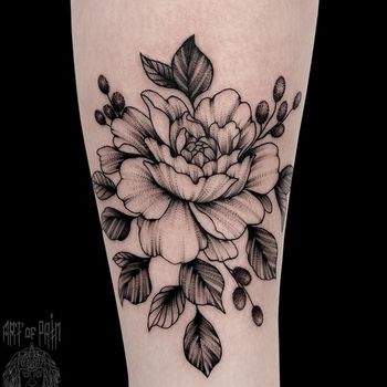 Татуировка женская графика на голени цветы