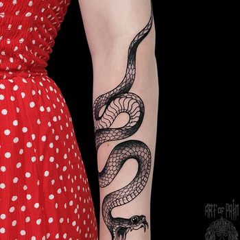 Татуировка женская графика на руке змея