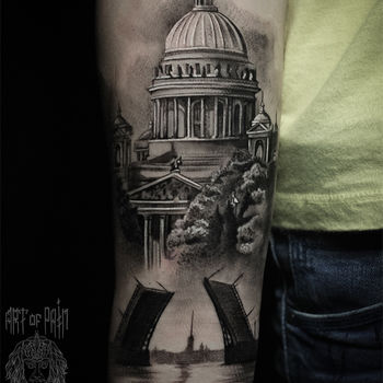 Татуировка мужская реализм на предплечье собор, Петропавловка, мост