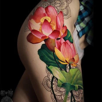 Татуировка женская реализм и орнаментал на бедре лотос