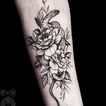 Татуировка женская графика на предплечье змея и цветы