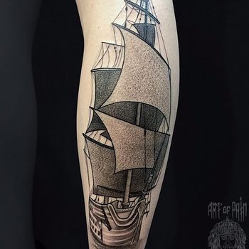 Татуировка мужская графика и дотворк на голени корабль