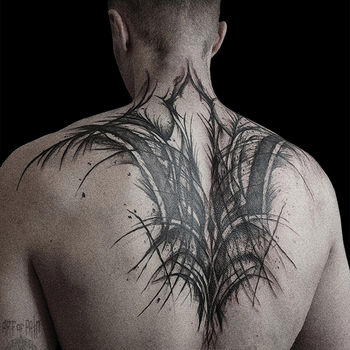 Татуировка мужская графика на спине абстракция