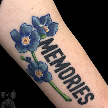Татуировка женская нью скул на руке цветы и надпись