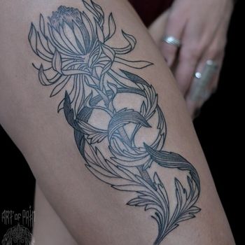 Татуировка женская графика на бедре цветок