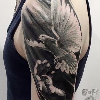 Татуировка мужская реализм на плече голубь