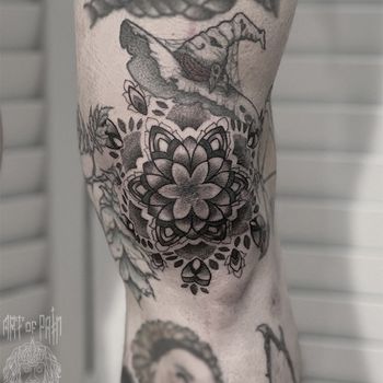Татуировка мужская орнаментал на коленке мандала