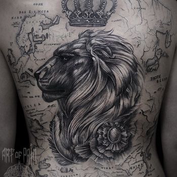Татуировка женская black&grey на спине лев и карта