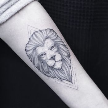 Татуировка женская дотворк на предплечье лев