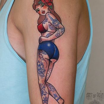 Татуировка женская олд-скул на плече девушка