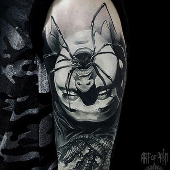 татуировка мужская хоррор на плече девушка с пауком