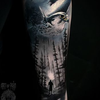 Татуировка мужская реализм на предплечье сокол и человек в лесу