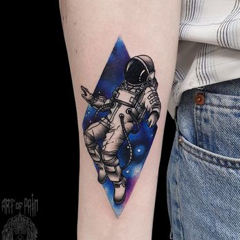 Татуировка мужская графика и акварель на предплечье космонавт