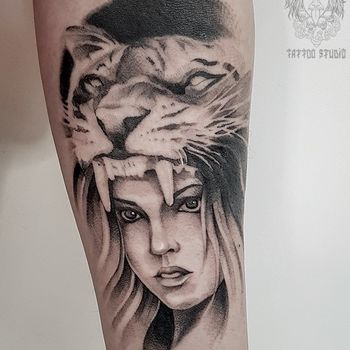 Татуировка мужская black&grey на предплечье девушка в шкуре тигра