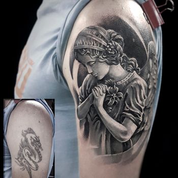 Татуировка мужская black&grey на плече ангел CoverUp