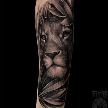 Татуировка женская реализм на предплечье лев