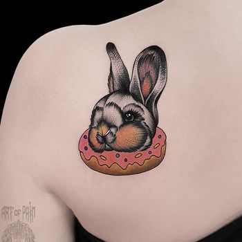 Татуировка женская графика на лопатке кролик