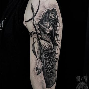 Татуировка мужская хоррор на плече ведьма