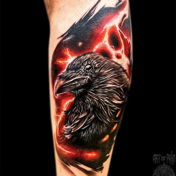 Татуировка мужская реализм на голени ворон