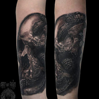 Татуировка женская реализм на предплечье череп и змея