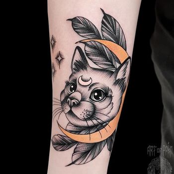 Татуировка женская графика на предплечье котик и месяц
