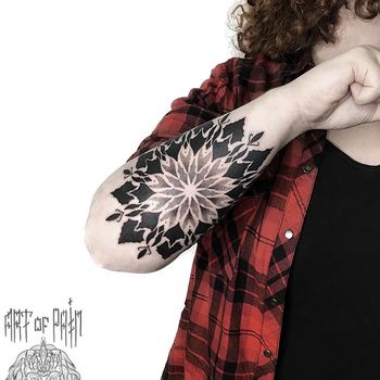 Татуировка женская орнаментал на предплечье большой узор