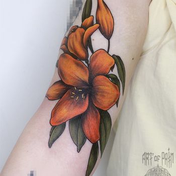Татуировка женская нью-скул на плече лилия