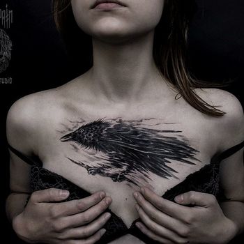 Татуировка женская хоррор на груди ворон