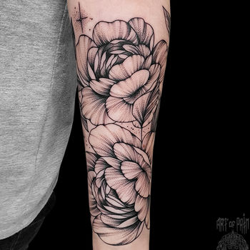 Татуировка женская графика и дотворк на предплечье цветы пионы