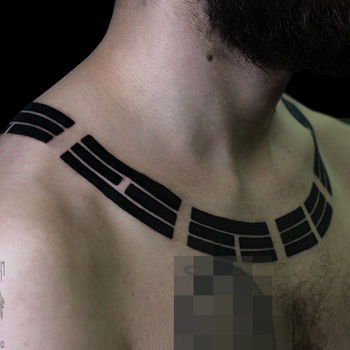 Татуировка мужская графика на груди узор ожерелье