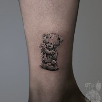 Татуировка женская реализм на щиколотке мишка Тедди