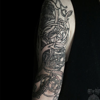 Татуировка мужская кельтика на плече дерево