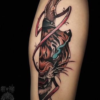 Татуировка мужская нью-скул на голени тигр и нож