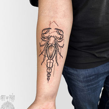 Татуировка мужская графика на предплечье скорпион