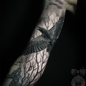Татуировка мужская реализм на руке ворон