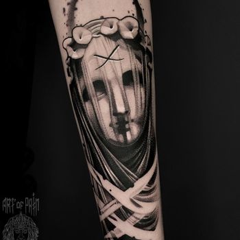 Татуировка женская графика на предплечье маска девушки 