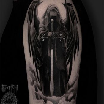 Татуировка мужская black&grey на плече черный ангел с мечом
