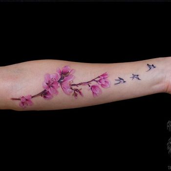 Татуировка женская реализм на предплечье сакура и птички